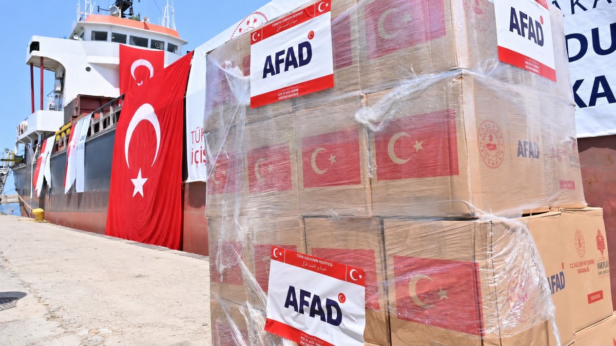 Türkiye, Lübnan\'a 40 Palet İlaç Gönderdi