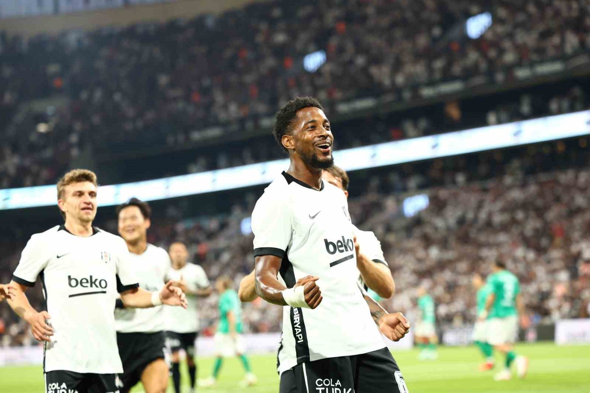 Beşiktaş, Zalgiris\'i 2-0 Geçiyor