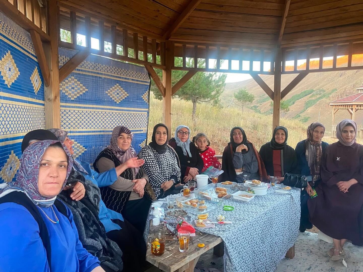 AK Parti Erzincan Kadın Kolları Otlukbeli’nde kadınlarla buluştu