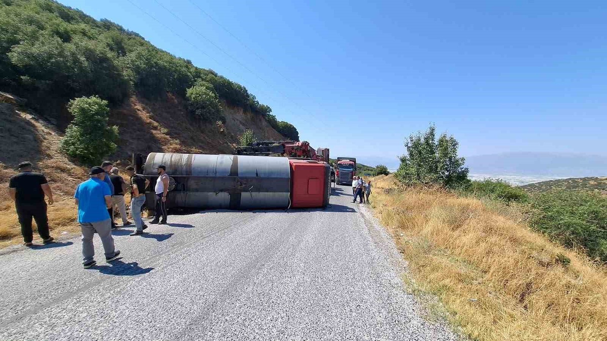 Tanker Devrildi, Yol 2 Saat Kapalı Kaldı