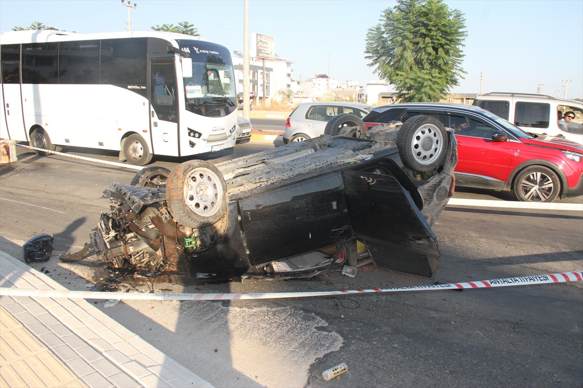 Serik\'te takla atan otomobilde 2 yaralı