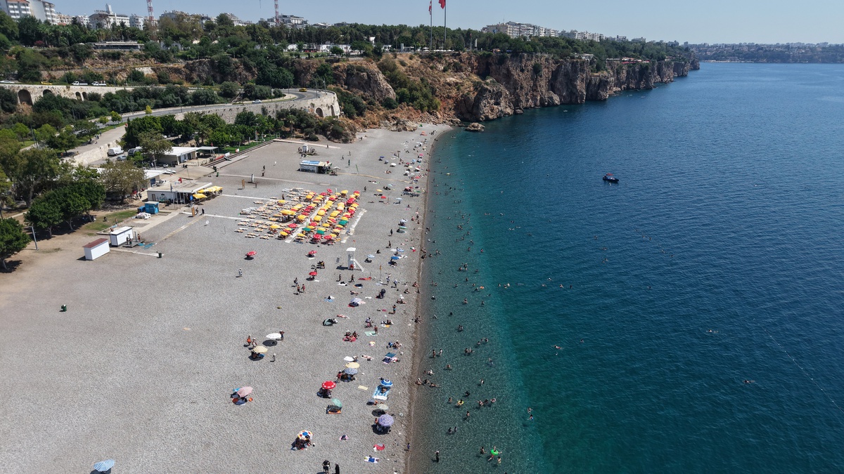 Antalya\'da 40 Derece Sıcaklık, Plajlar Kalabalık