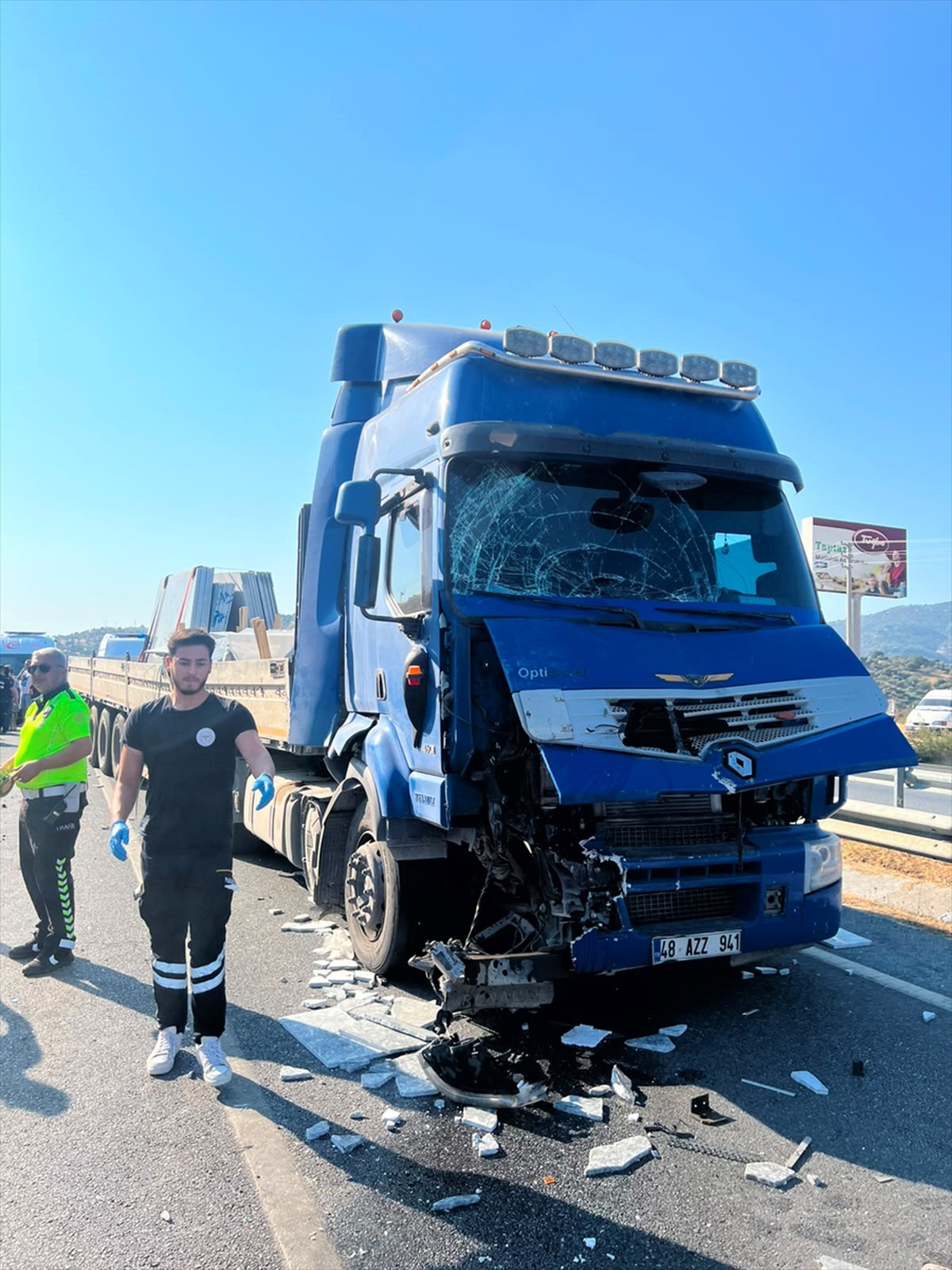 Aydın\'da Tır Traktöre Çarptı: 1 Ölü, 2 Yaralı