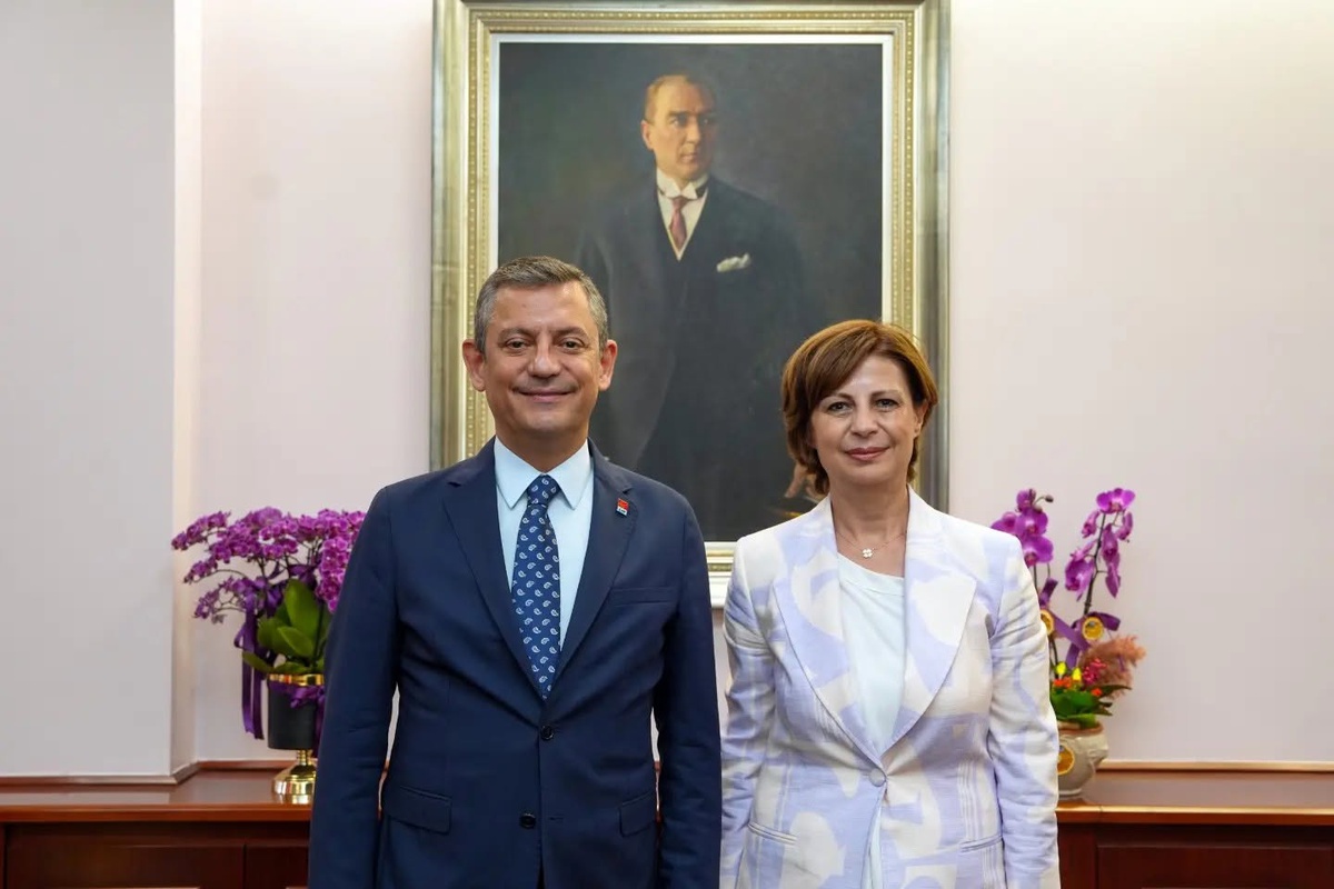 Eskişehir Büyükşehir Belediye Başkanı Ünlüce, CHP\'den istifa edip YENİ Parti\'ye katıldı