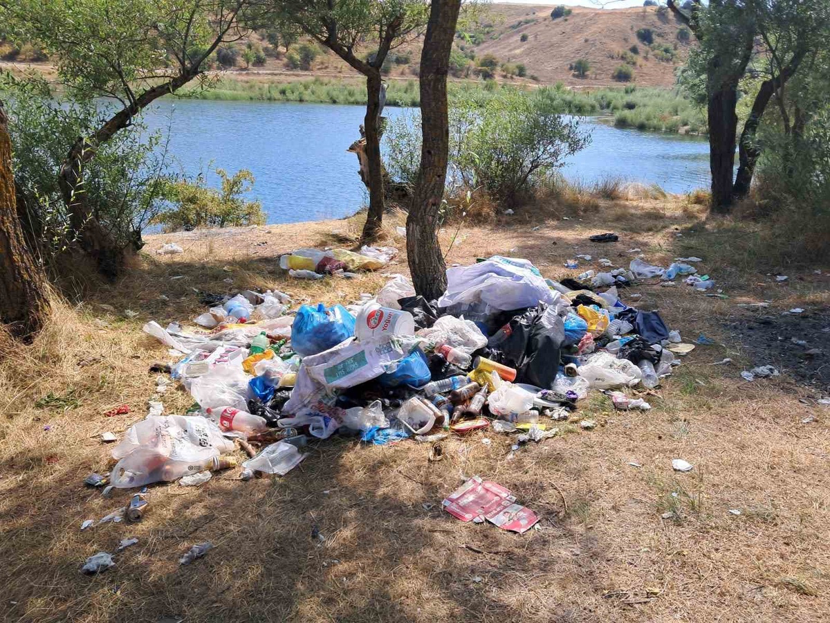 Zemzemiye Gölet\'te Çöp Ziyafeti