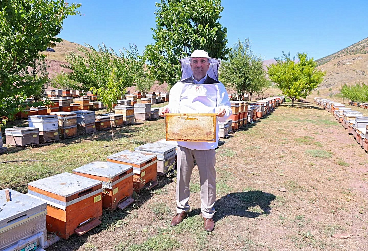 Bayburt’ta 2026 bal hasadı başladı: Vali Eldivan arıcılarla bir araya geldi