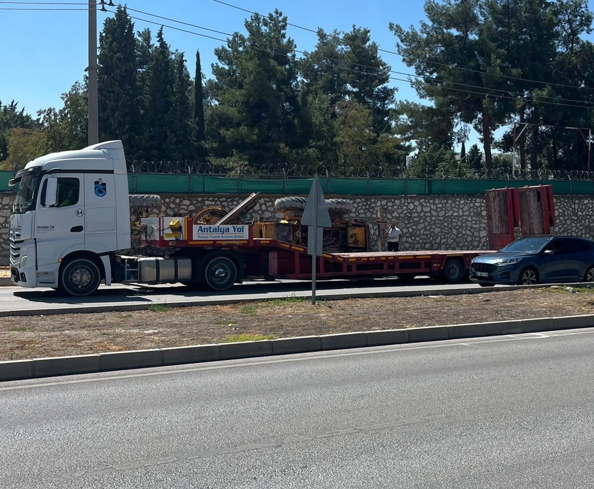 Burdur\'da Tır Kazası: Greyder Devrildi