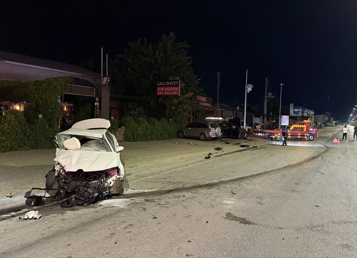 Bursa\'da Trafik Kazası: 2 Ölü, 2 Yaralı