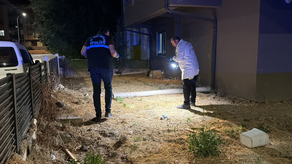Kütahya\'da Kadın Çatı Katından Düştü