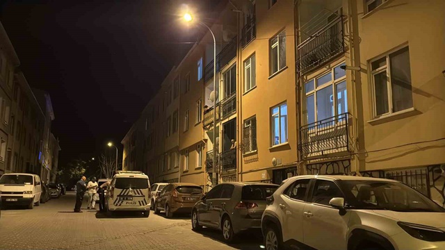 Daire kapısını kıran kasklı 3 şüpheli uyuşturucu dolu 3 koliyi kaçırdı