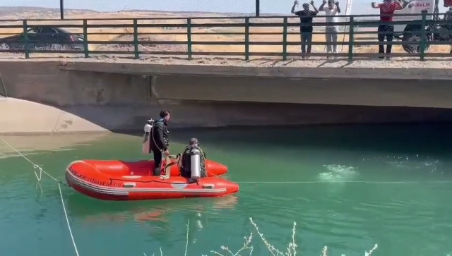 Kontrolden çıkan araç sulama kanalına uçtu! Ekipler zamanla yarıştı