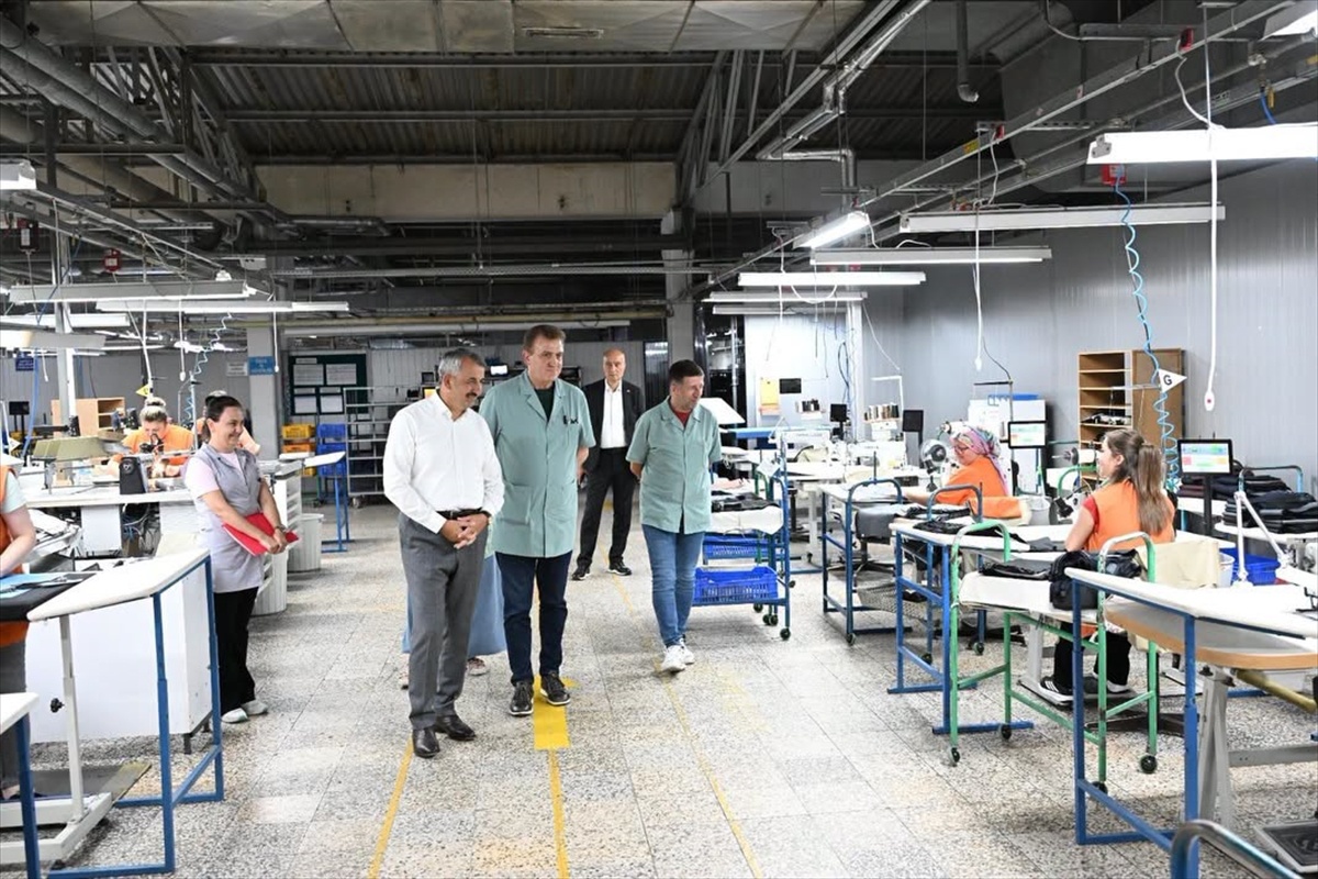 Vali Sezer Tekstil Fabrikasını Ziyaret Etti