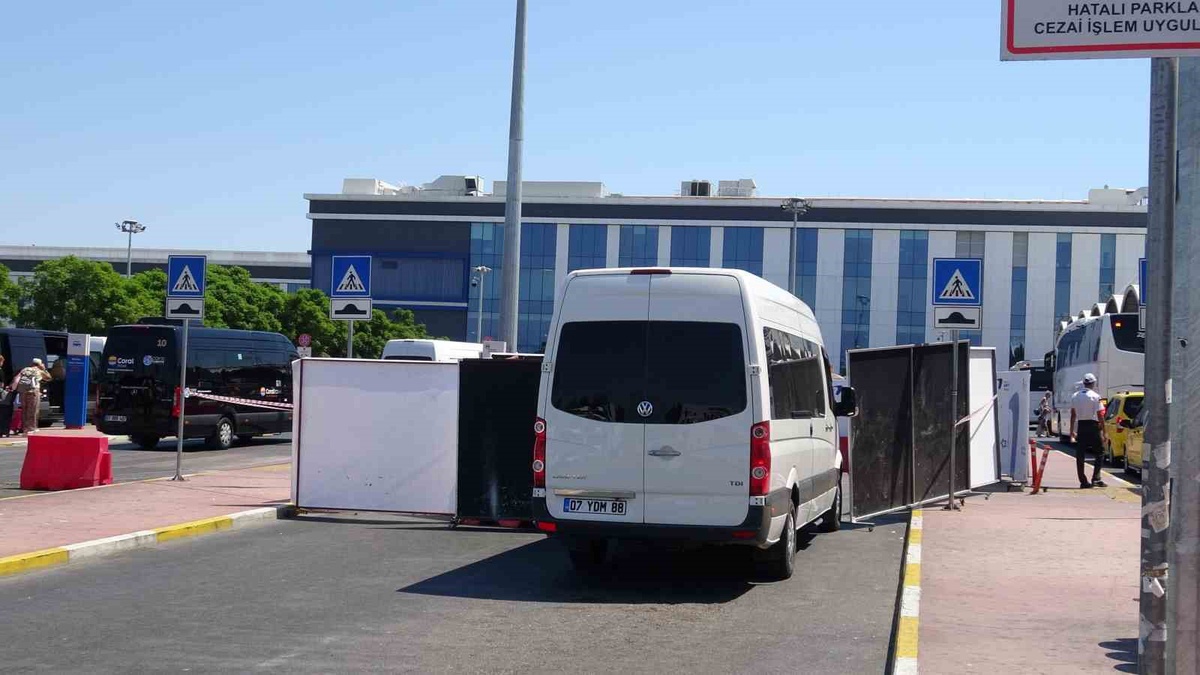 Emekli Polis Havalimanında Eski Arkadaşını Vurdu