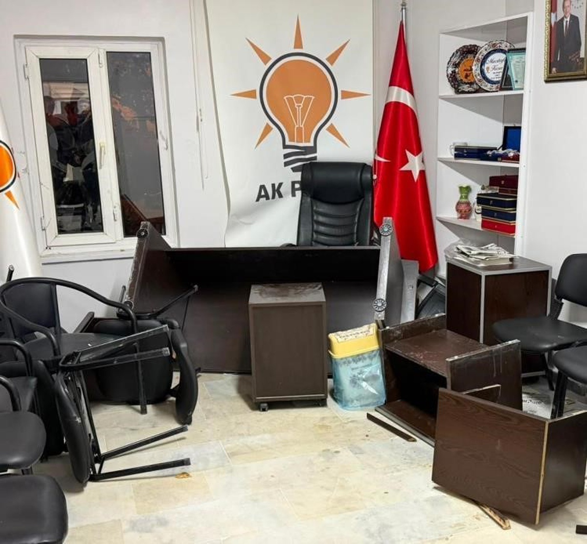 Emet\'te AK Parti binasına saldırı: Zanlı ev hapsine alındı