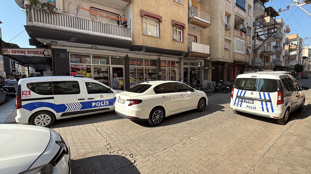 Turgutlu\'da Boğma İddiası: Eşi Hastaneye Kaldırıldı