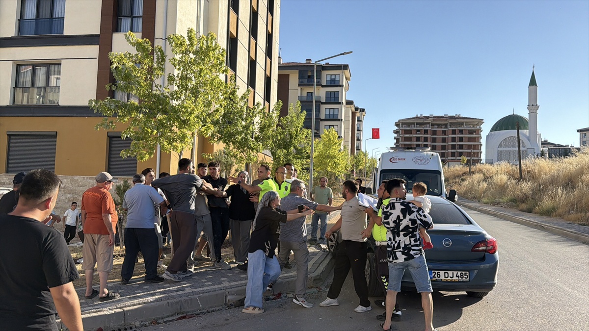Eskişehir\'de Otomobil ile Minibüs Çarpıştı: 6 Yaralı