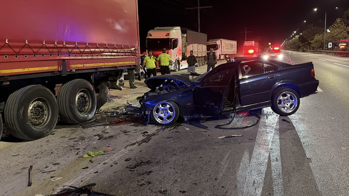 Eskişehir\'de Otomobil Tıra Çarptı: Sürücü Yaralı