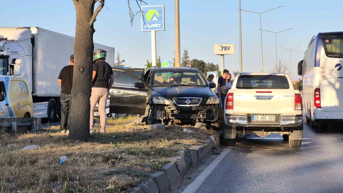 Eskişehir\'de Otomobil Refüje Çıktı