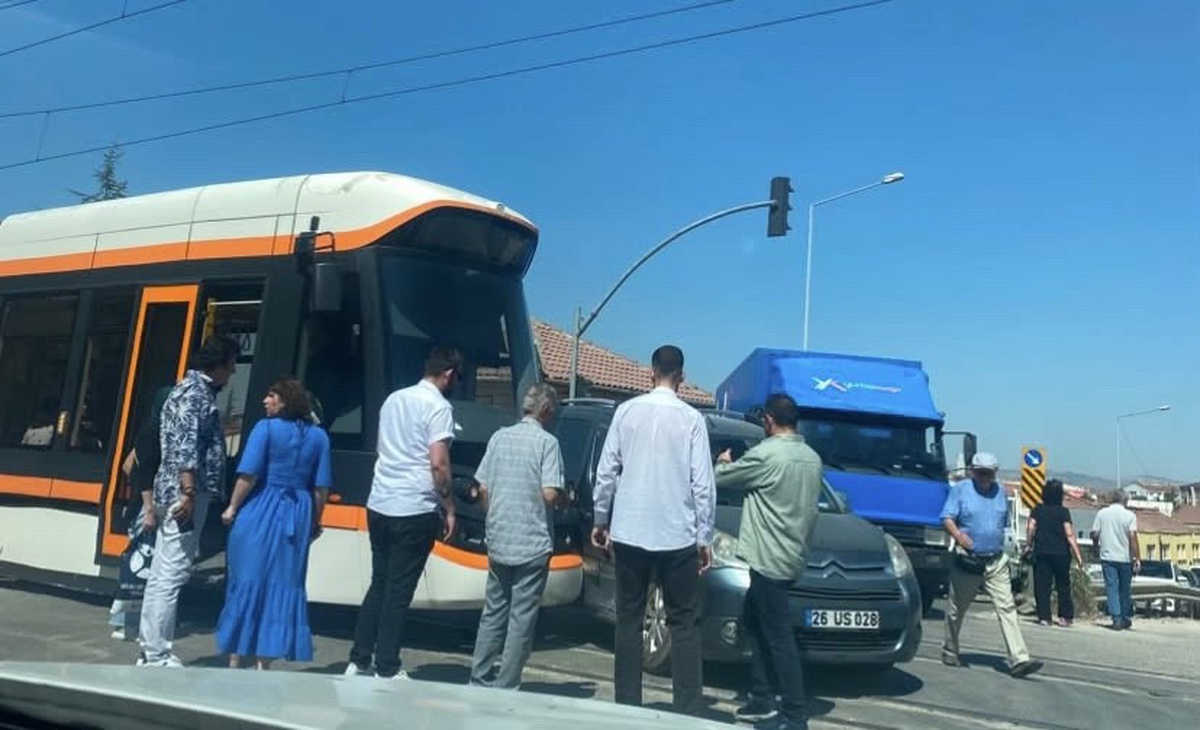 Tramvay ile Ticari Araç Çarpıştı