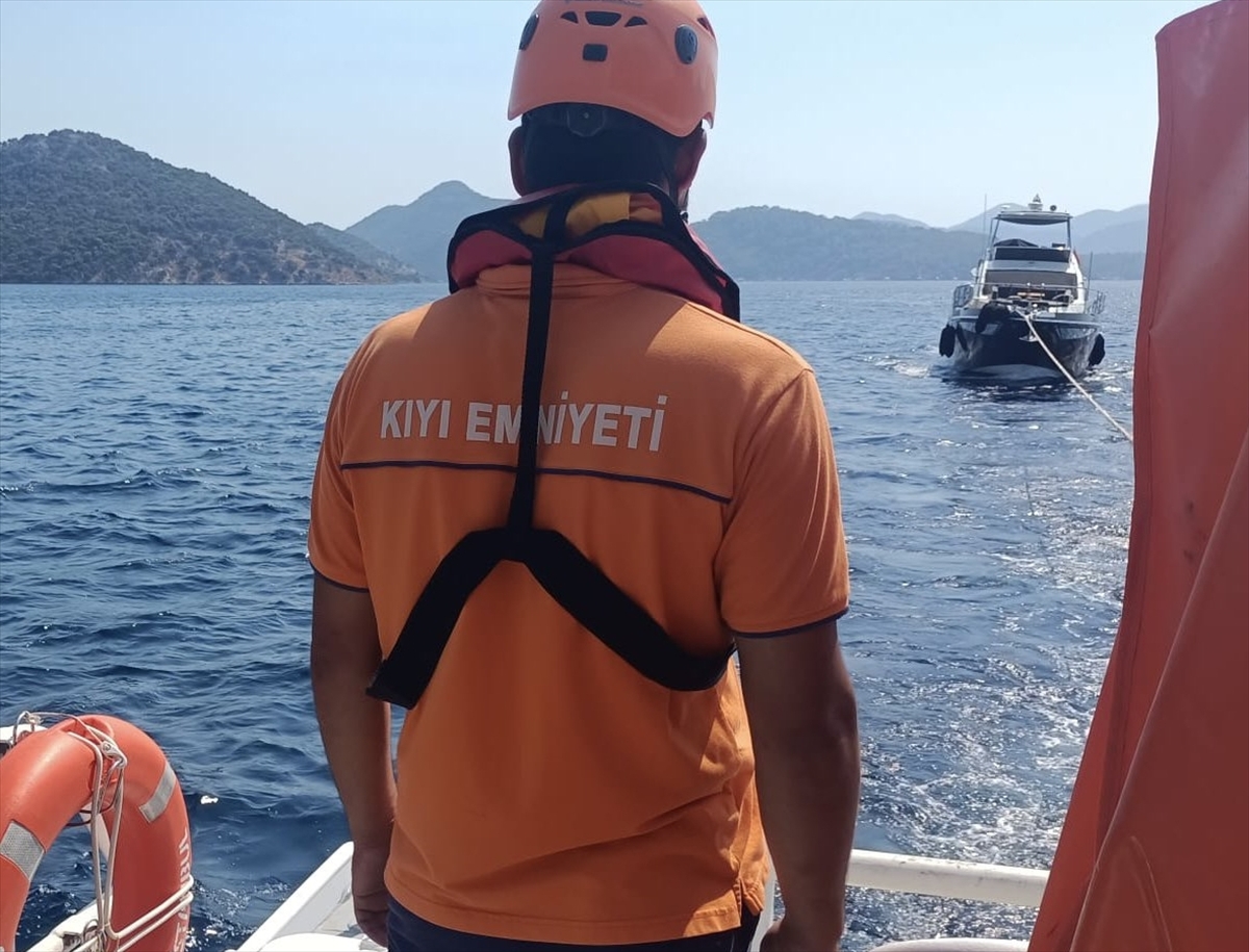 Fethiye\'de sürüklenen teknedeki 3 kişi kurtarıldı