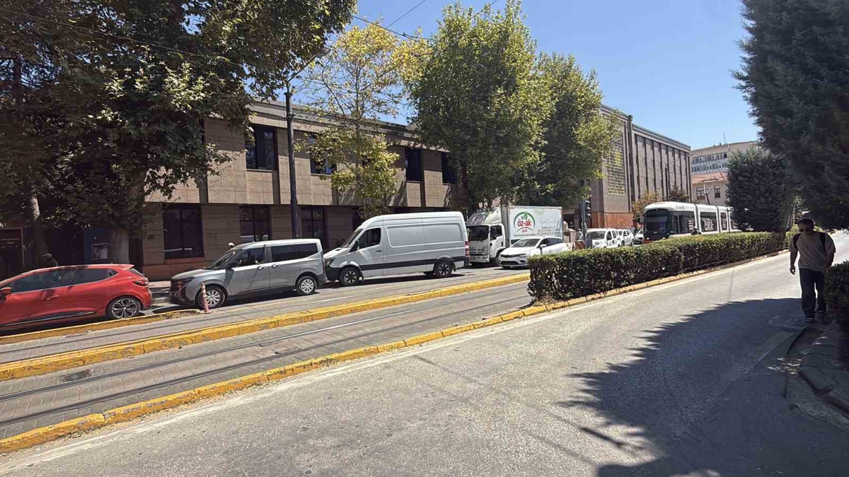 Eskişehir\'de Hatalı Park Trafiği Felç Etti