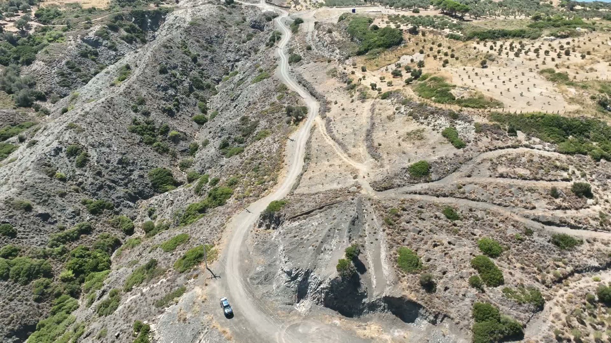Karaburunlular üç yıldır bozuk olan yolun yapılmasını bekliyor: “Batının göbeğinde yolumuz yok”