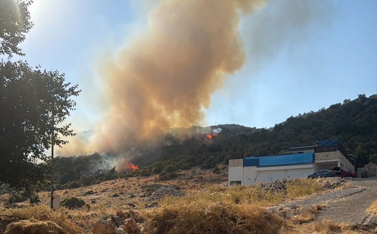 Kaş\'ta Yangın Müdahalesi Başladı
