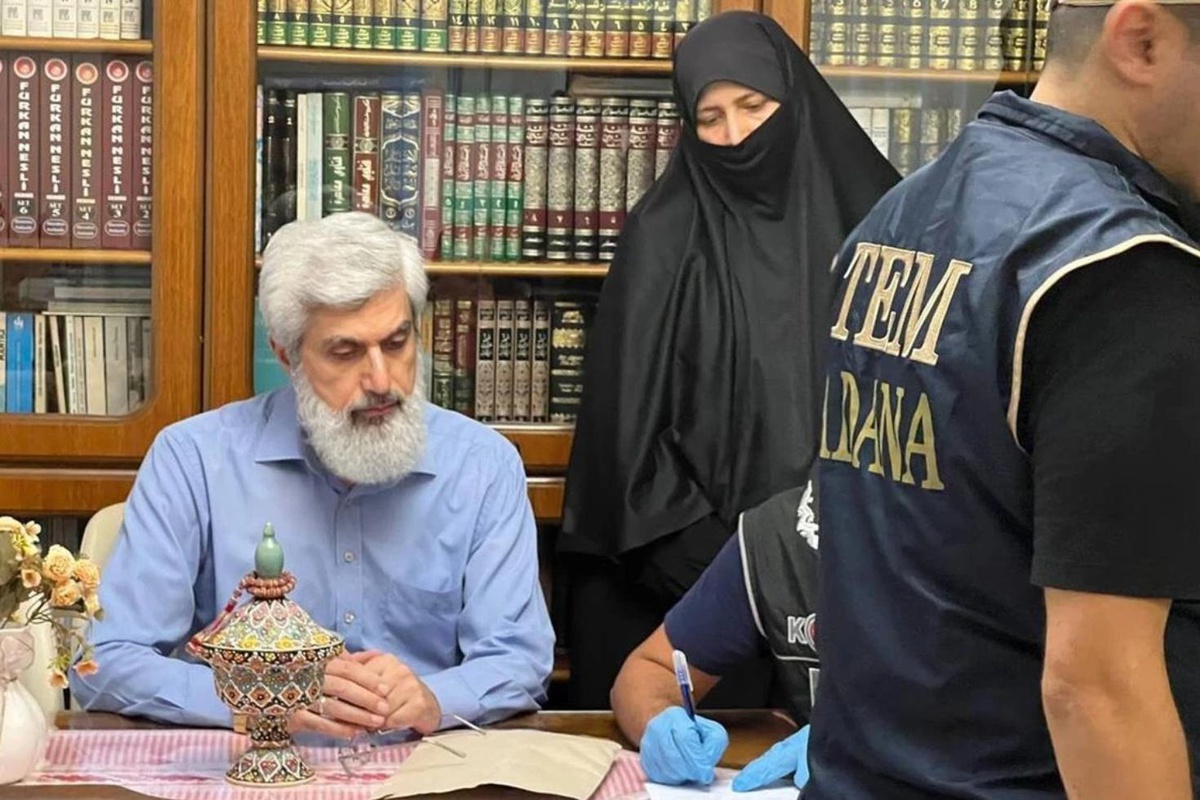 Alparslan Kuytul'un sosyal medya sorumlusunun evinden milyonlar çıktı