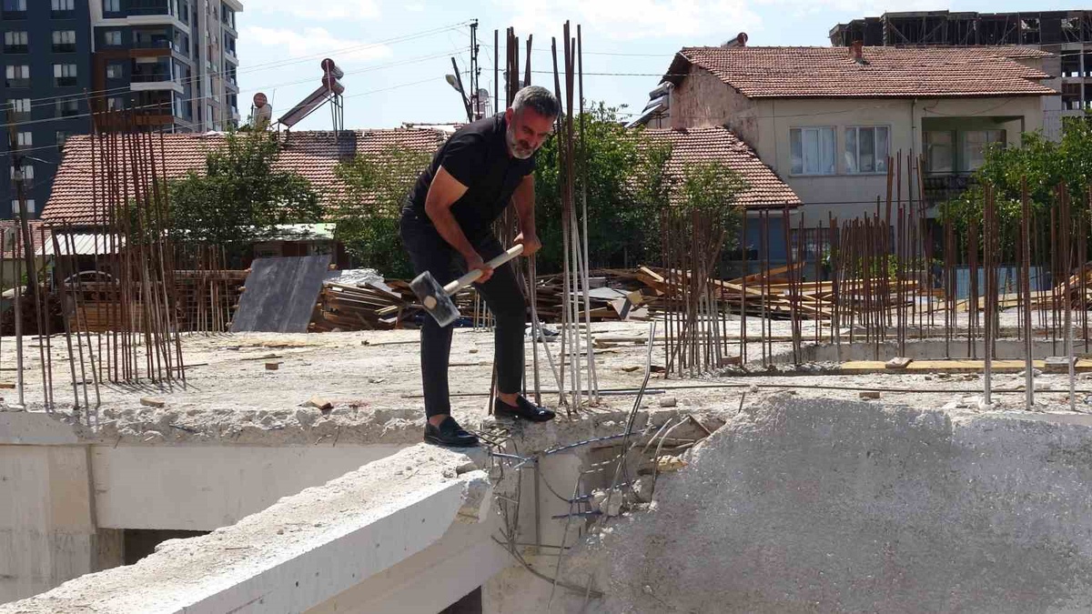 Müteahhit kendi yaptığı binayı 'Bu vebali taşımam” diyerek ihbar etti! Hepsi yıkılacak