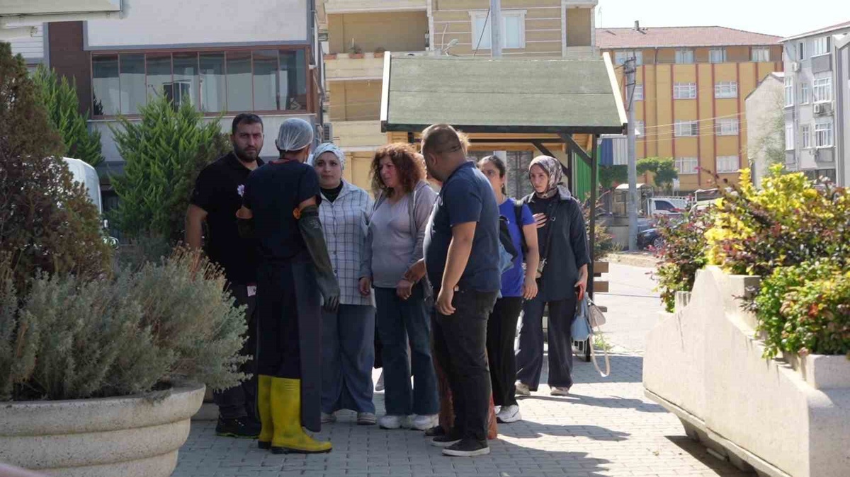 Darıca\'da Sahilde Ölü Bulunan 3 Kardeşin Cenazesi Aileye Teslim Edildi