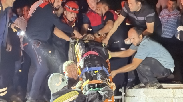 Baba ve oğlu 2 saat toprak altında kaldı