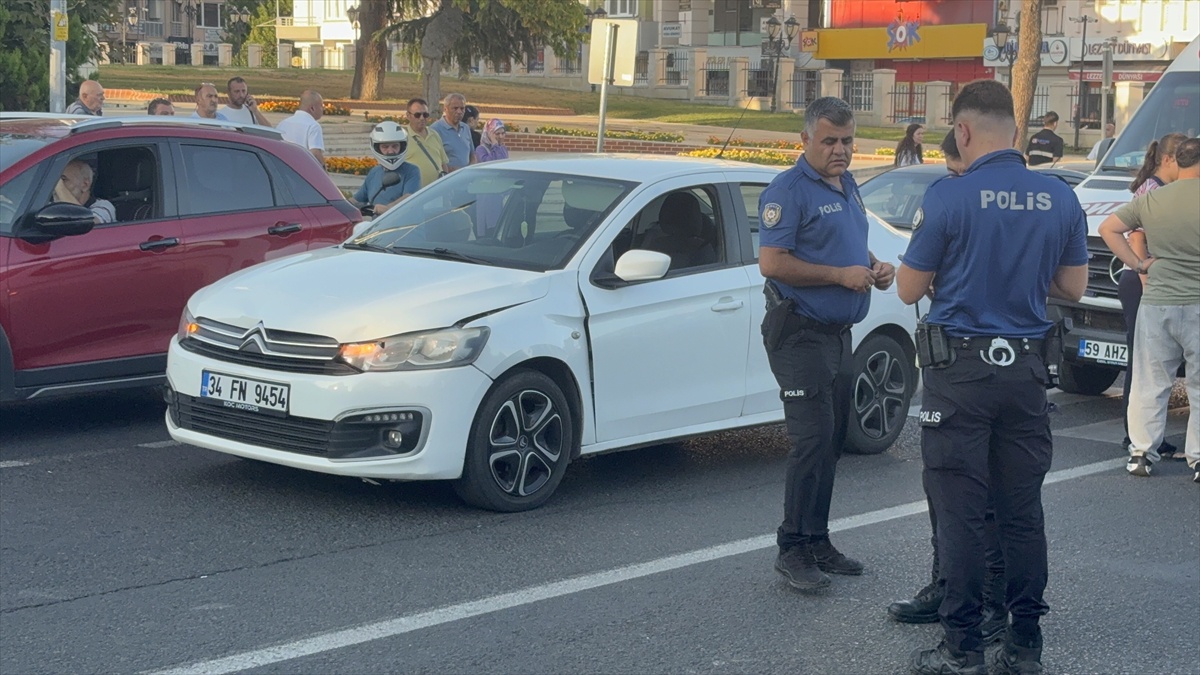 Tekirdağ\'da Yolcu Kadınlara Araç Çarptı