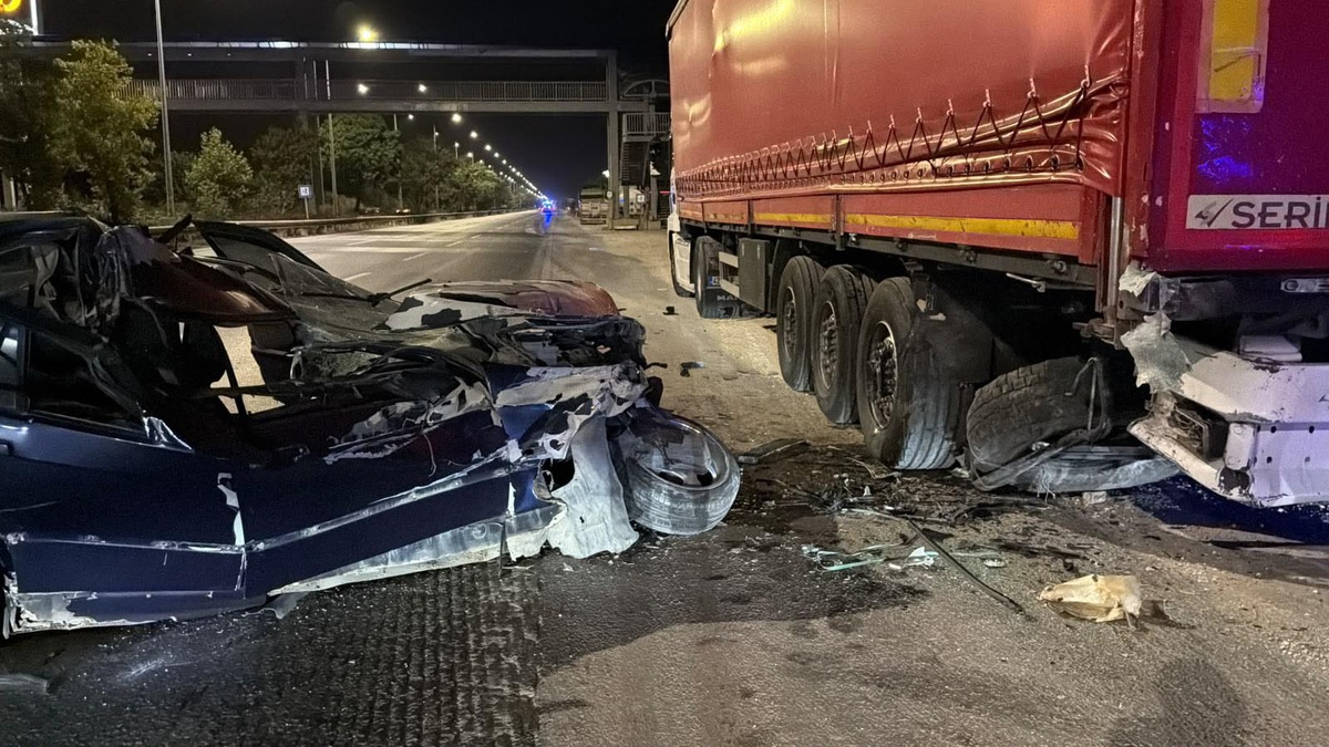 Eskişehir\'de TIR\'a çarpan otomobilin sürücüsü yaralandı
