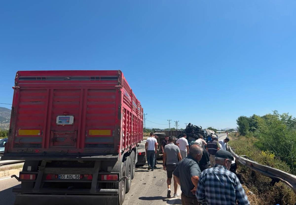 Tokat\'ta TIR-Traktör Kazası: Sürücü Yaralandı