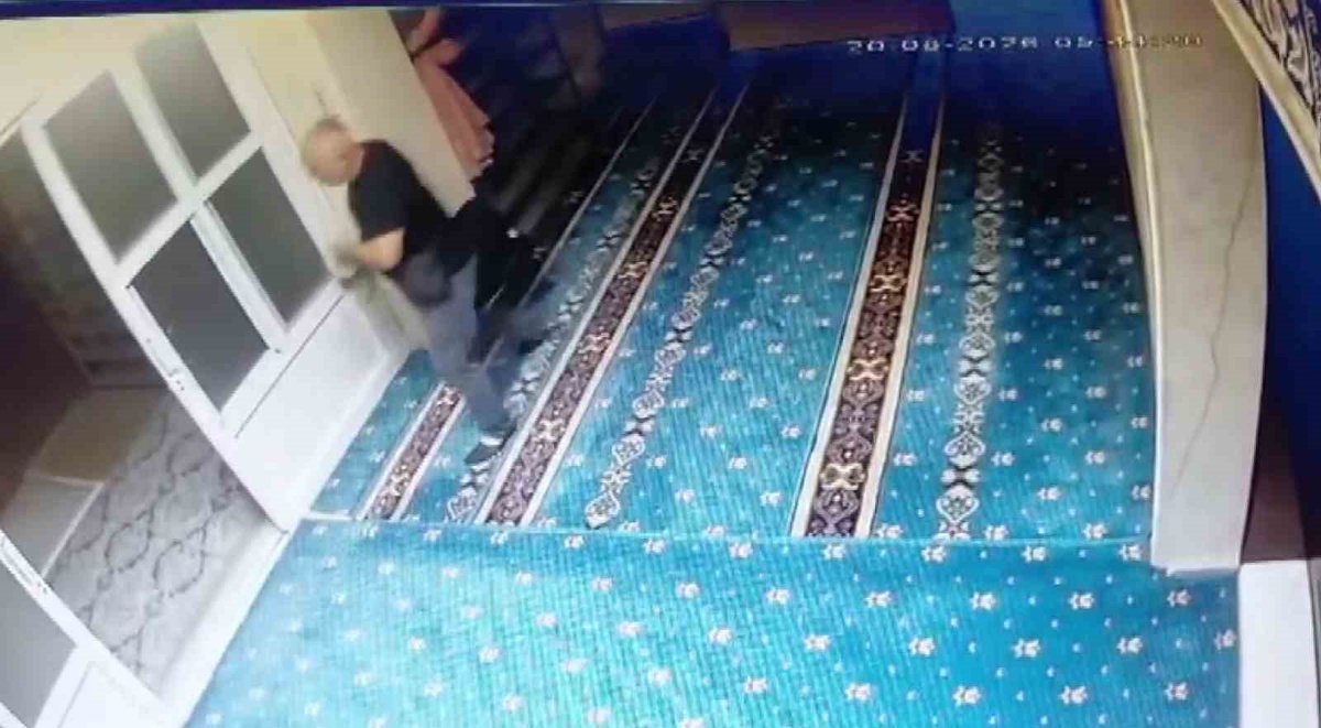 Sabah namazında imamın ayakkabısını çalan hırsız için tüm imamlar ayaklanıp peşine düştü