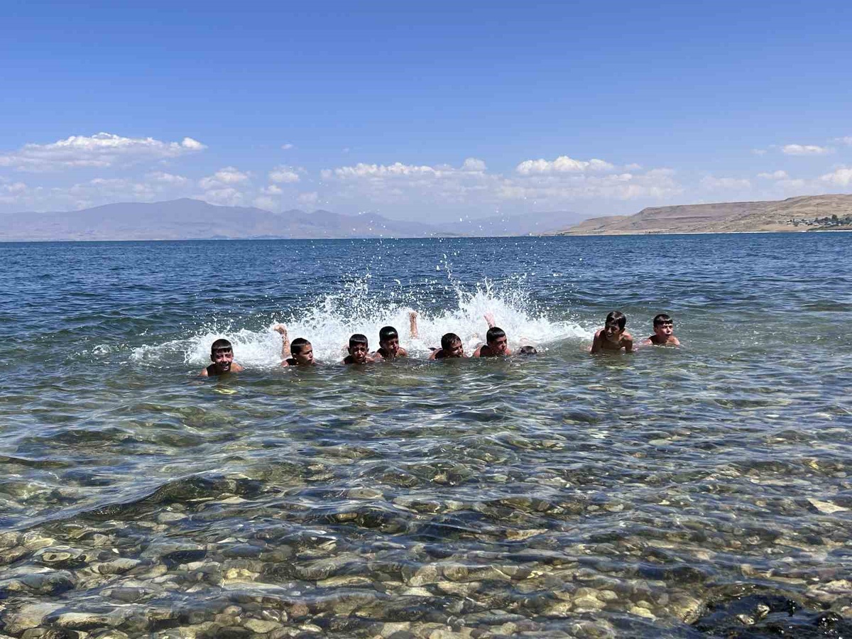 Van Gölü\'nde Çocukların Saçları Sararıyor