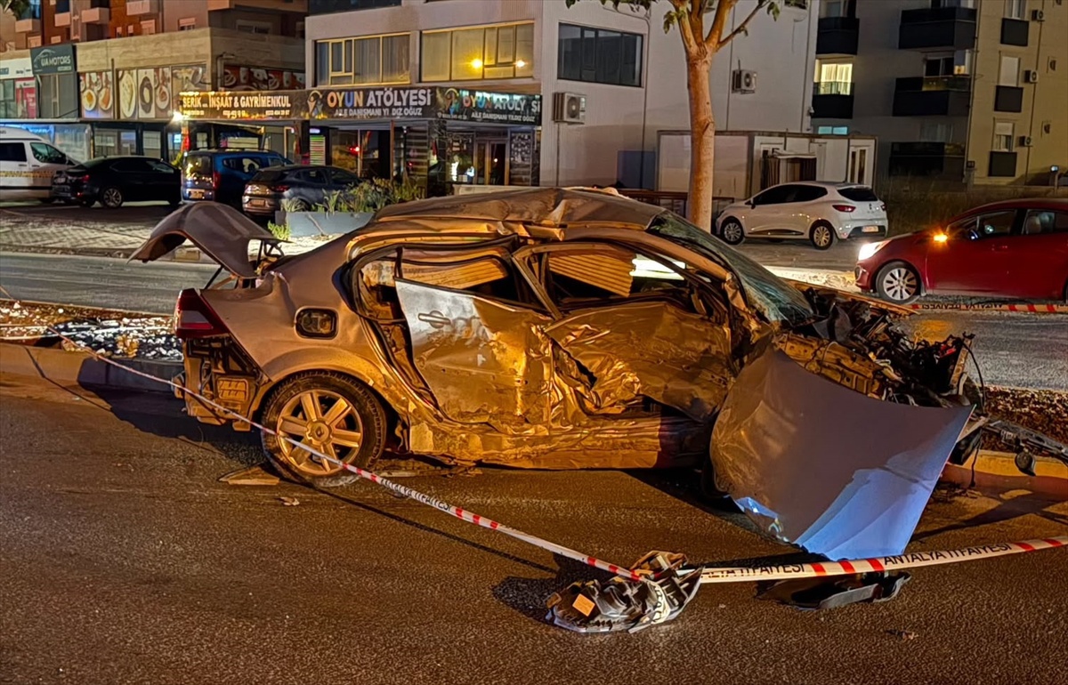 Antalya\'da Trafik Kazası: 2 Ölü, 3 Yaralı