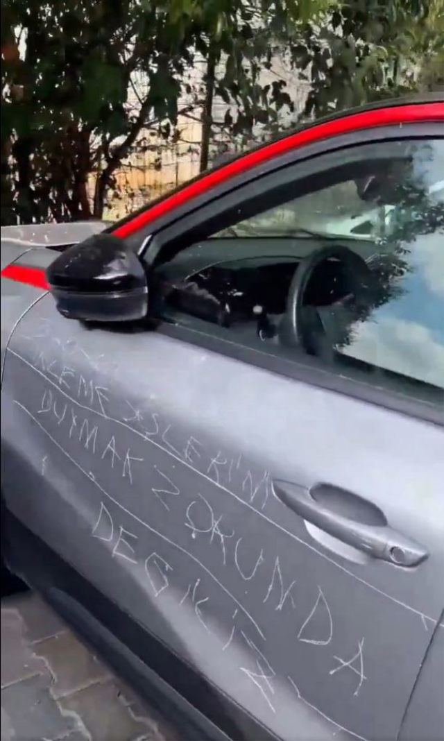 Araca zarar verip üzerine not düştüler: Gece inleme seslerini duymak zorunda değiliz