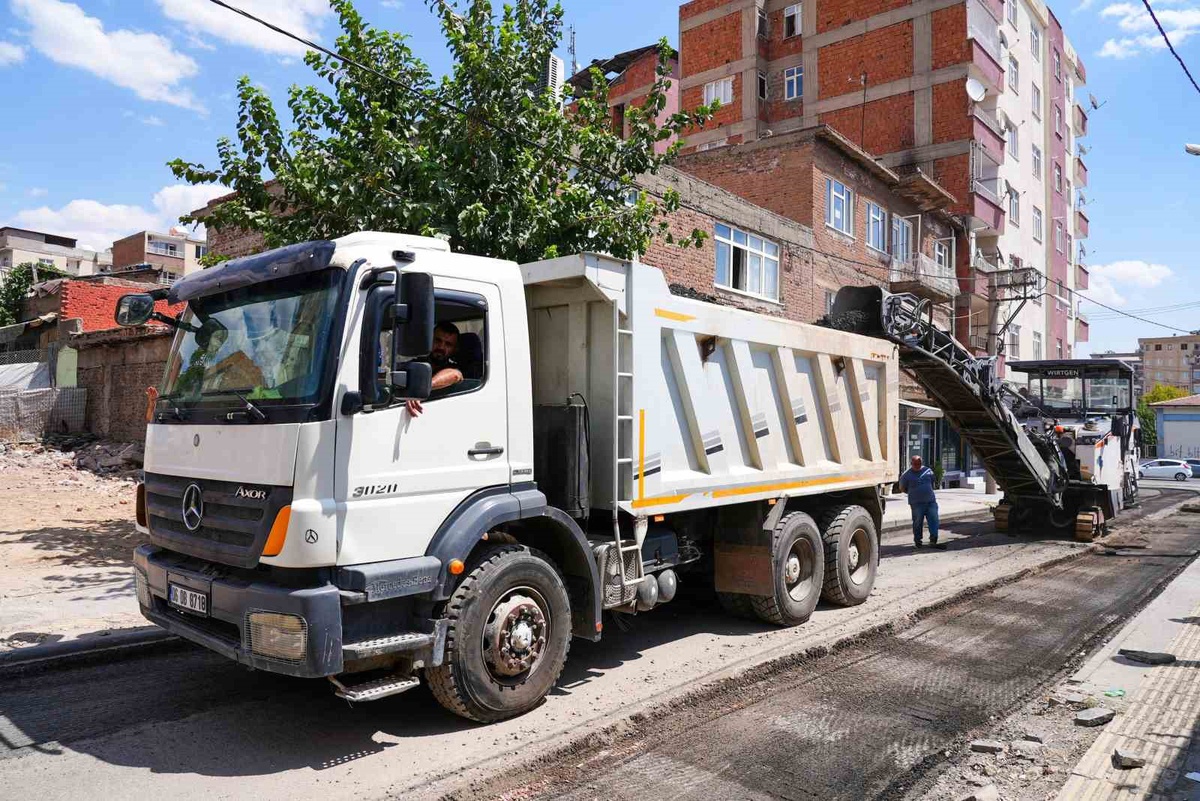 Bağlar’da 5 cadde sıcak asfaltla yenileniyor