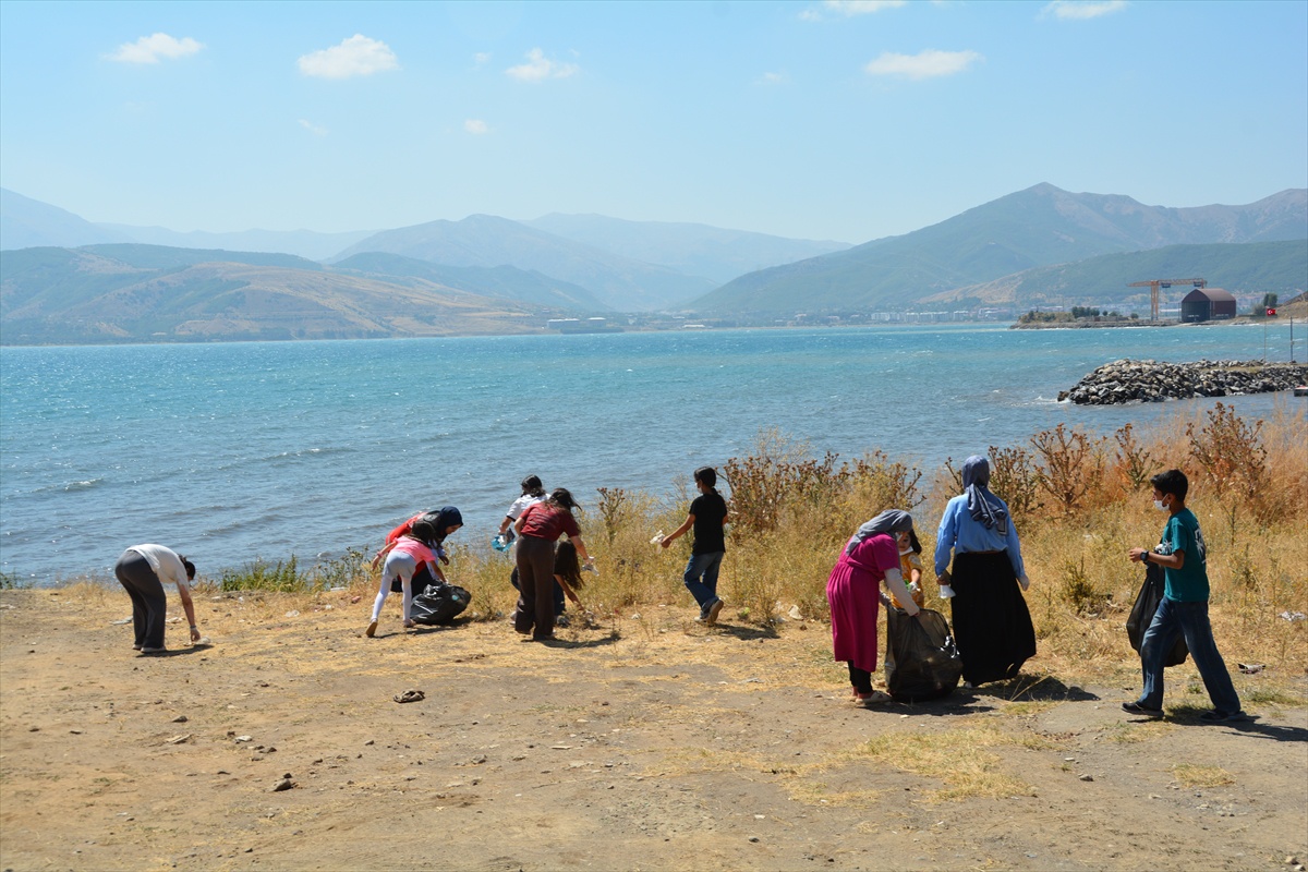 Tatvan\'da Çocuklar Çevre Temizliği Yaptı