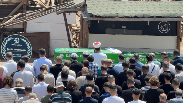 Denizde ölü bulunan 3 kardeşe acı veda! Doğum gününde son yolculuğuna uğurlandı
