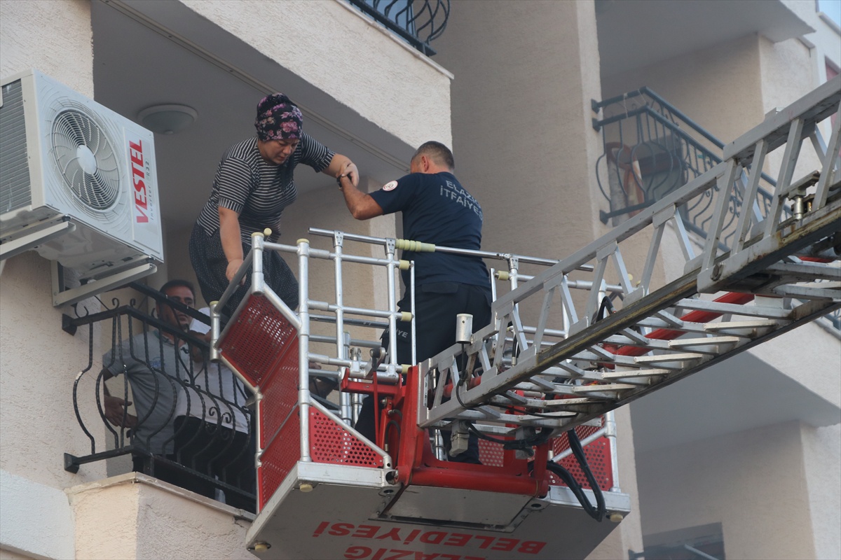 Elazığ\'da Apartman Yangını: 12 Kişi Dumandan Etkilendi