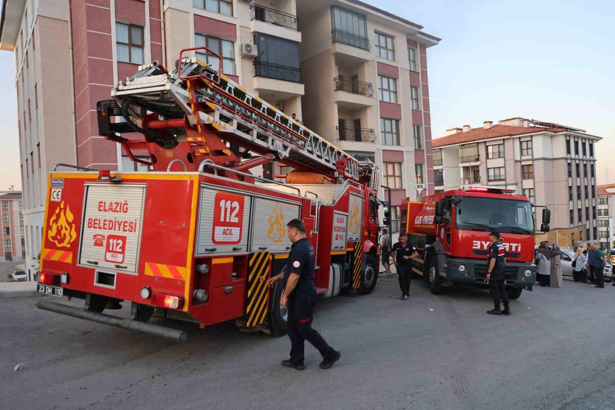 Elazığ\'da Yangın: 12 Kişi Dumandan Etkilendi