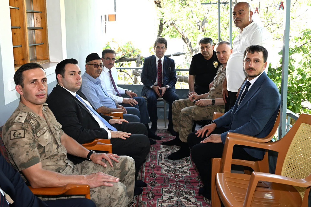 Vali Baruş, İspir\'de Şehit Ailesi ve Gaziyi Ziyaret Etti