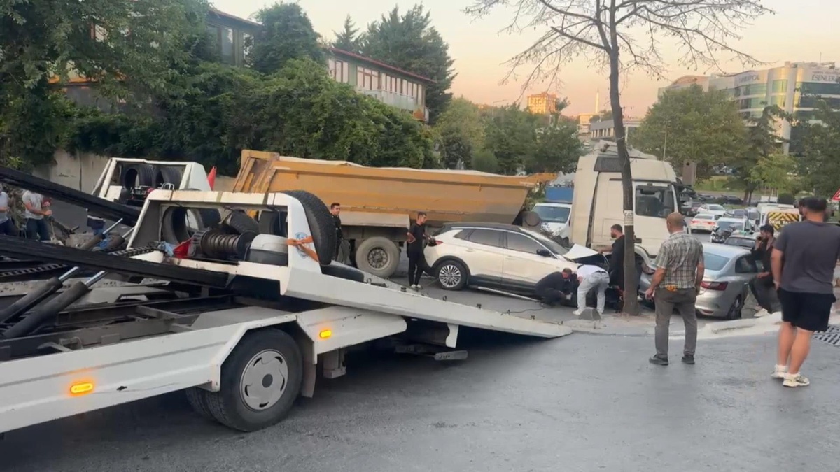 Esenler\'de Freni Boşalan Kamyon Kazası