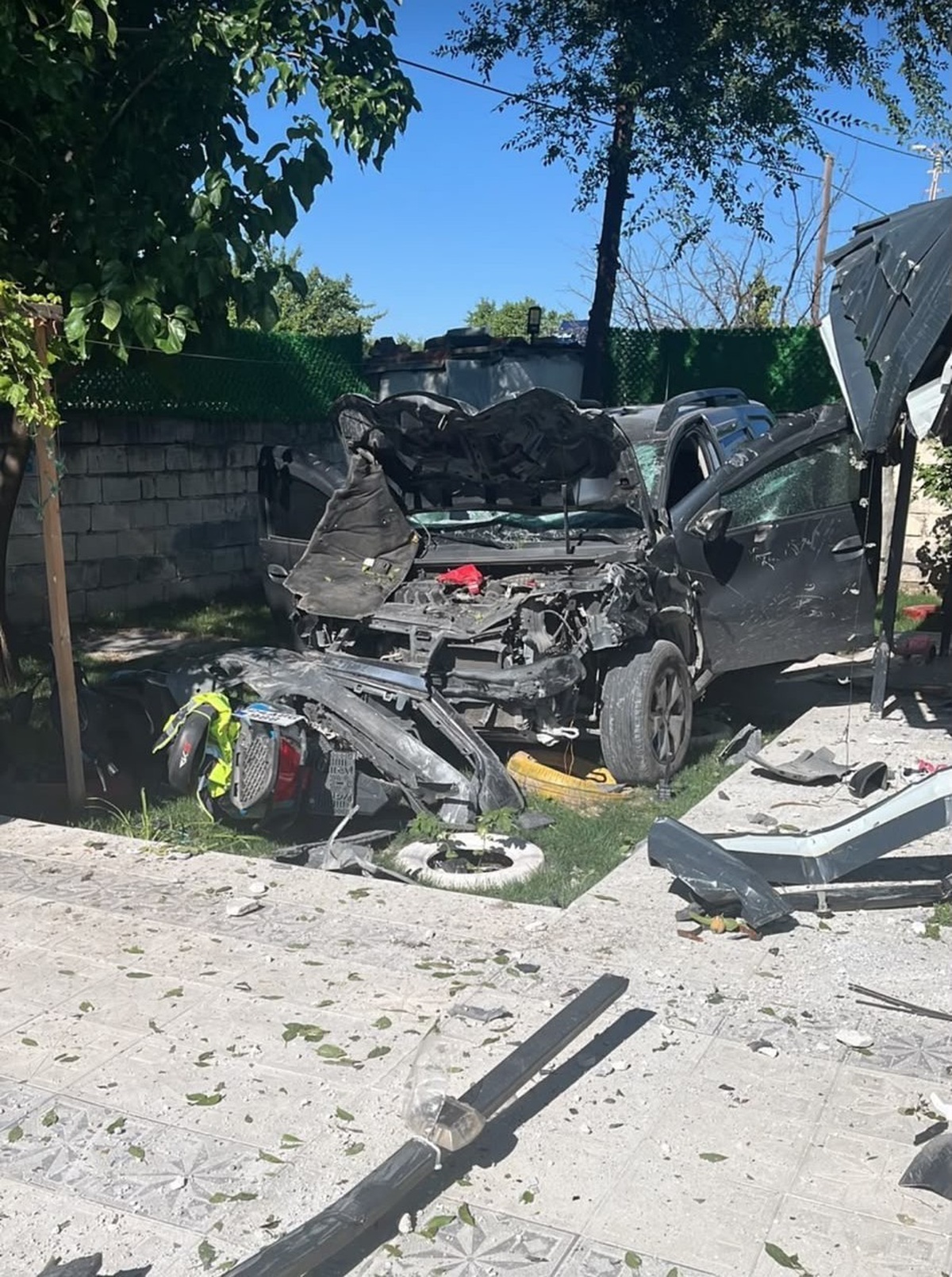 Erzincan\'da Otomobil Ev Bahçesine Uçtu