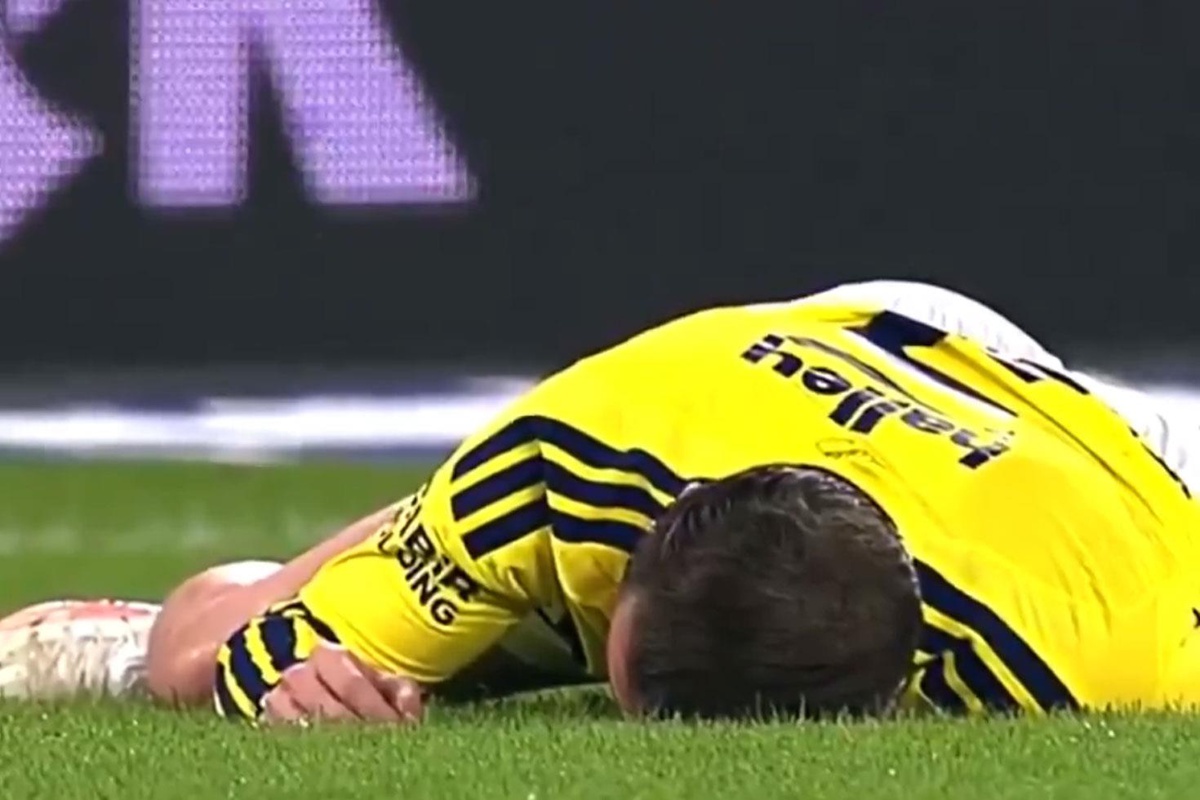 Fenerbahçe\'de korkutan sakatlık! Sahadan sedyeyle ayrıldı
