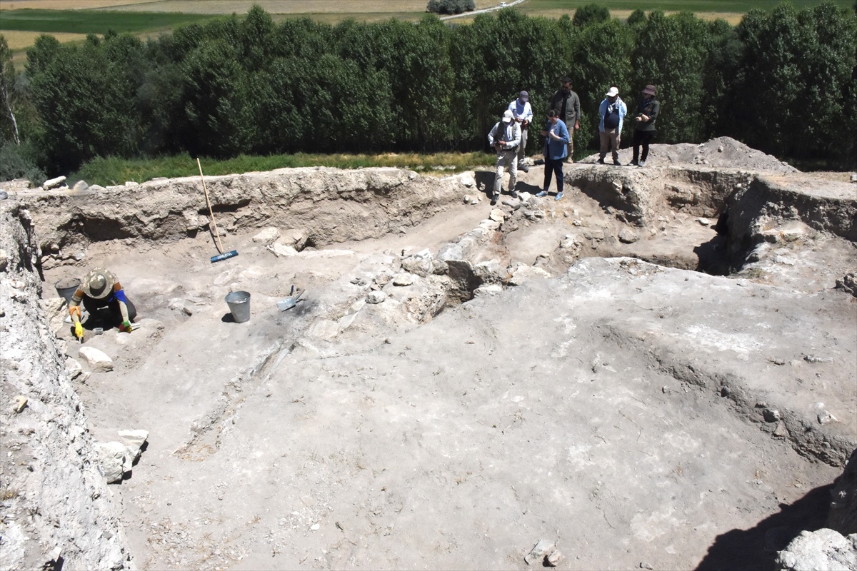 Van Kaymakamı İremir Höyüğü\'nde Kazı İncelemesi