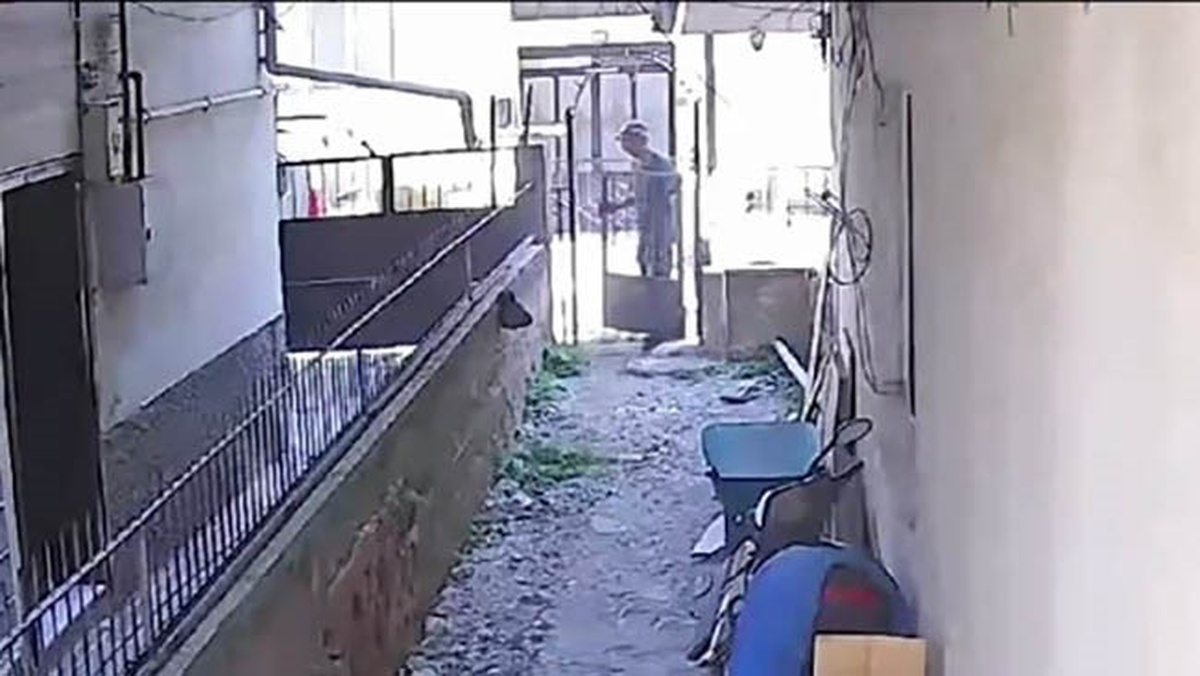 Hurdacı Güpegündüz Kapıyı Söküp Götürdü