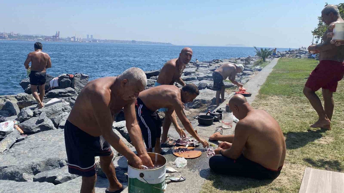 İstanbul\'da sıcak havada Sarayburnu yoğunluğu